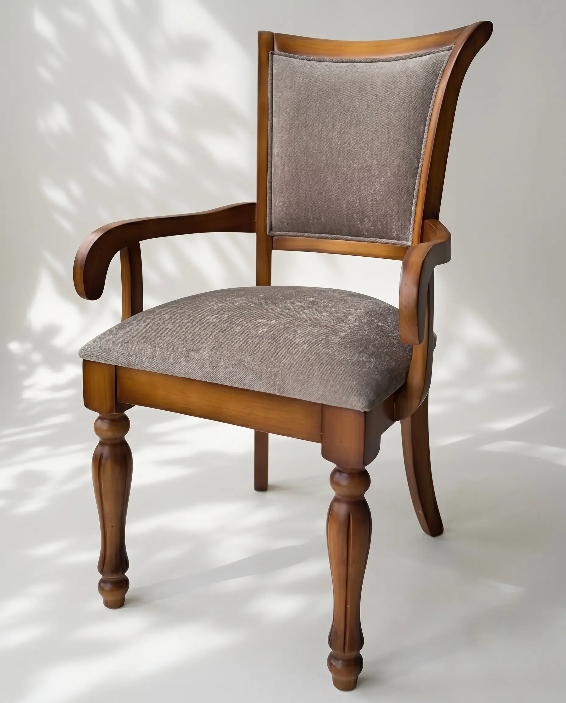 Cadeira Estofada com Braços ref. 813